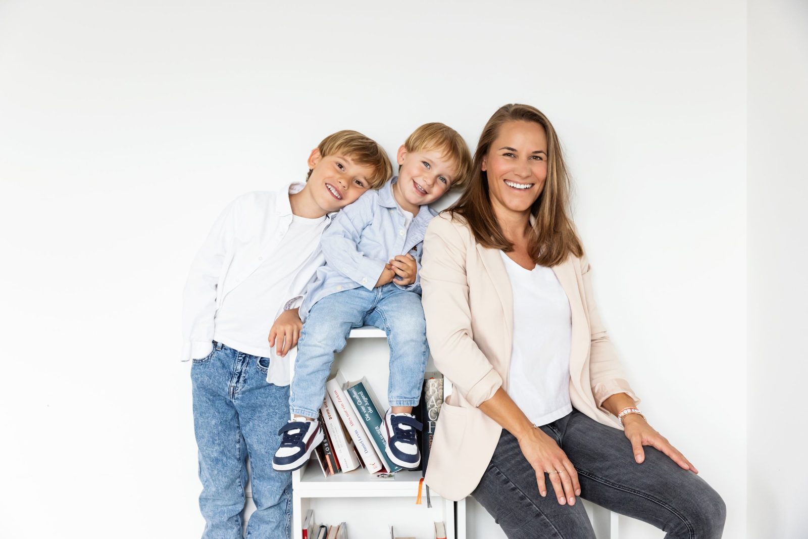 Valerie, Gründerin von mimi kalu, mit ihren Söhnen Karli und Luis